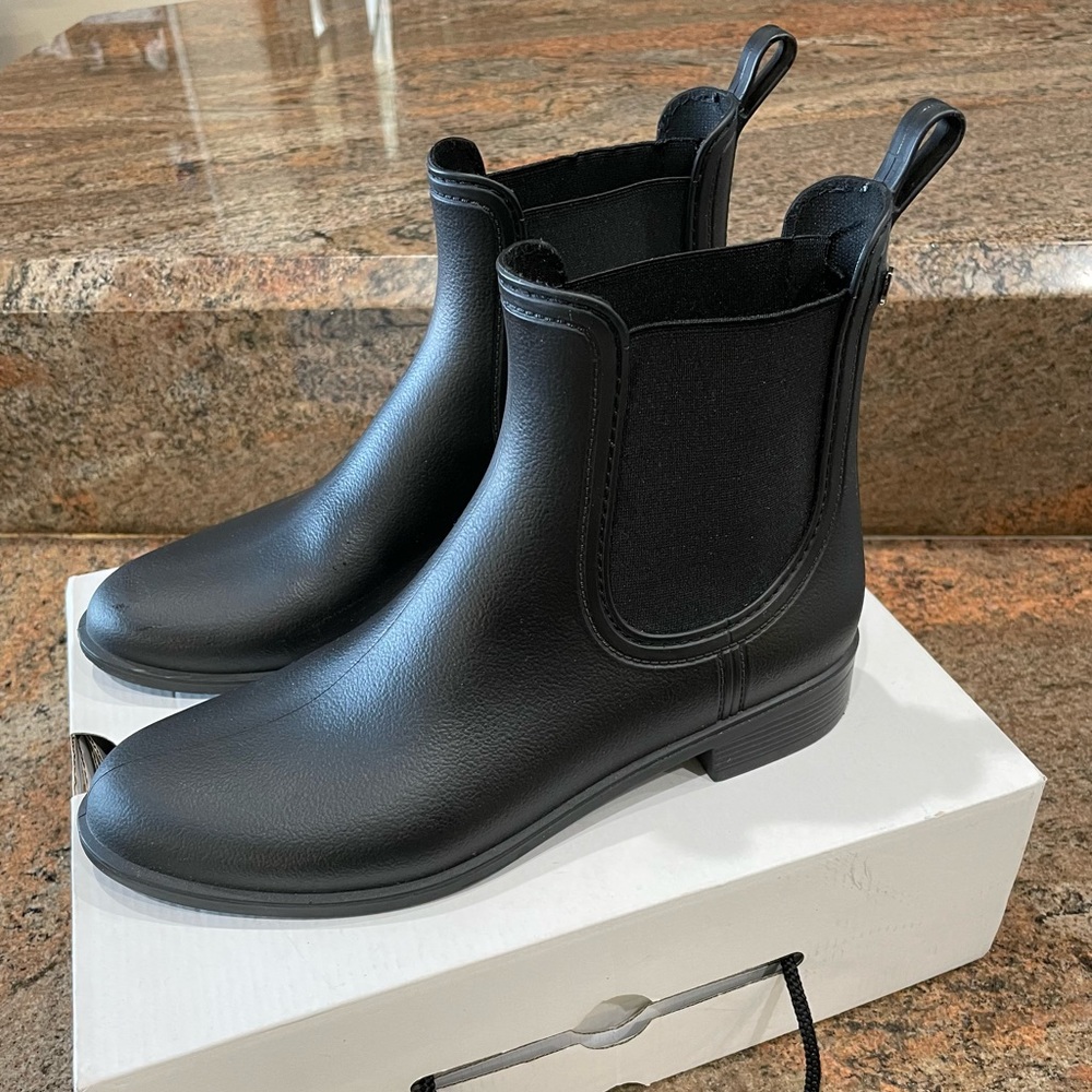 ALDO Brilasen Rain Booties. Black, stylish and well made.